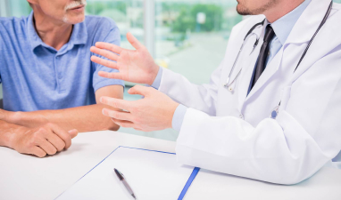 врач говорит с пациентом