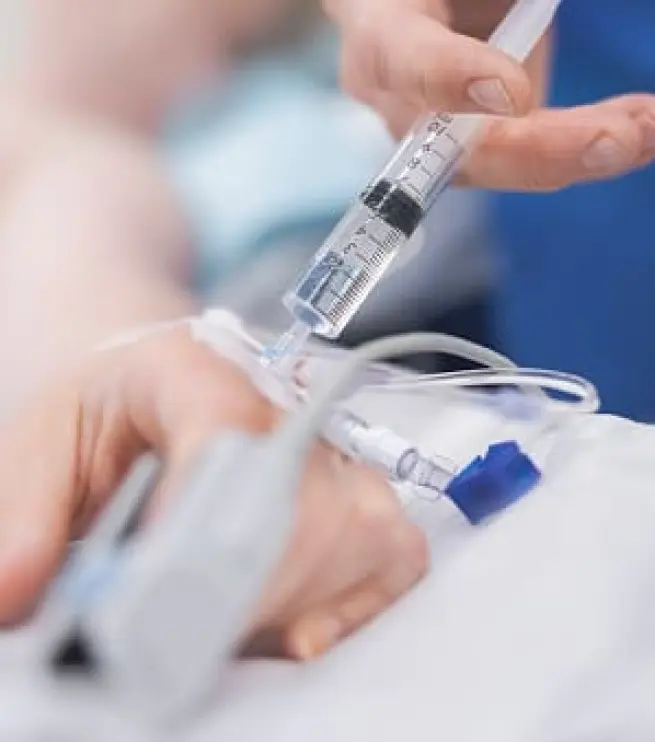 пациенту ставят капельницу