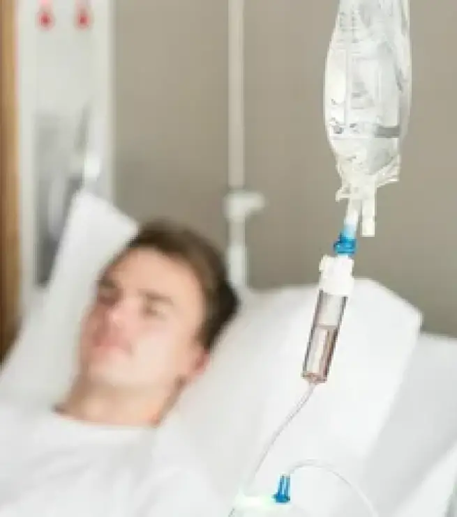 мужчина под капельницей