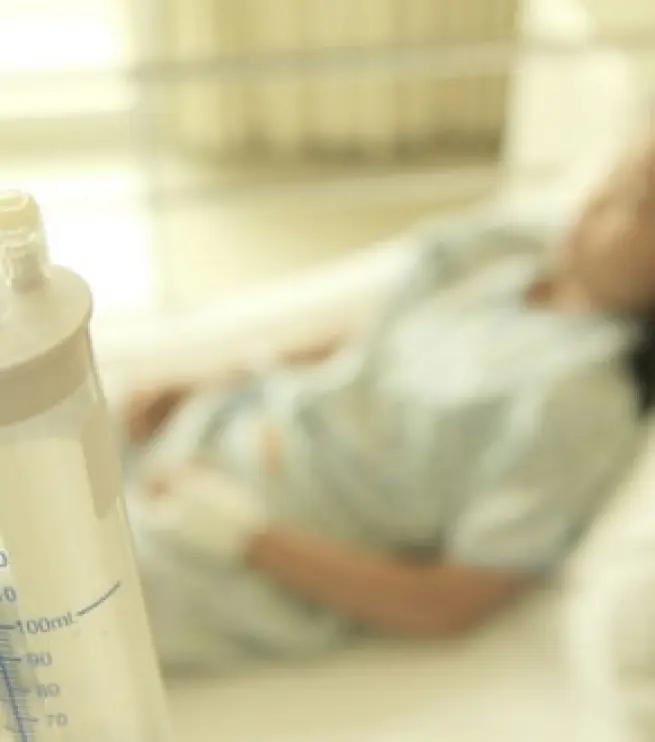 пациентка в палате под капельницей