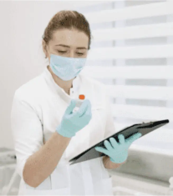 врач держит лекарство