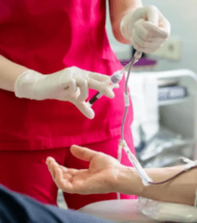 врач ставит капельницу