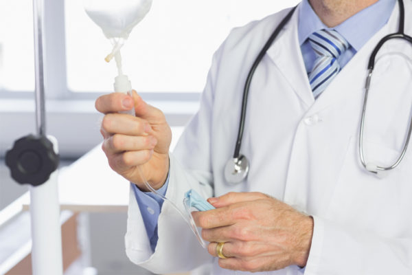врач держит капельницу кавинтона