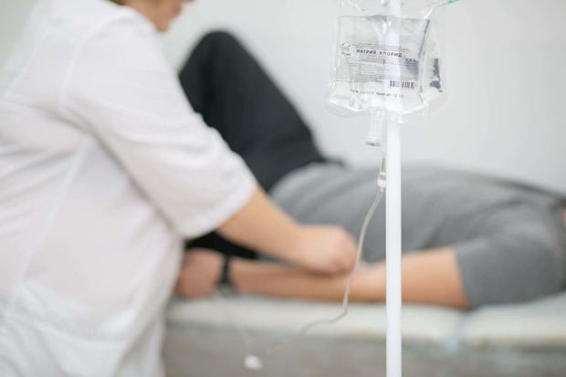 доктор ставит капельницу реамберина