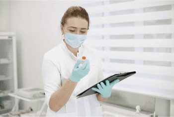 врач готовит препараты для капельницы цитофлавина