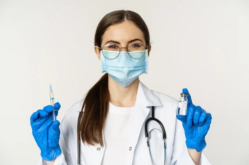 врач с препаратами для капельницы эуфиллина