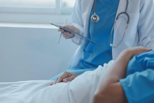 пациент лежит под капельницей метилпреднизолона